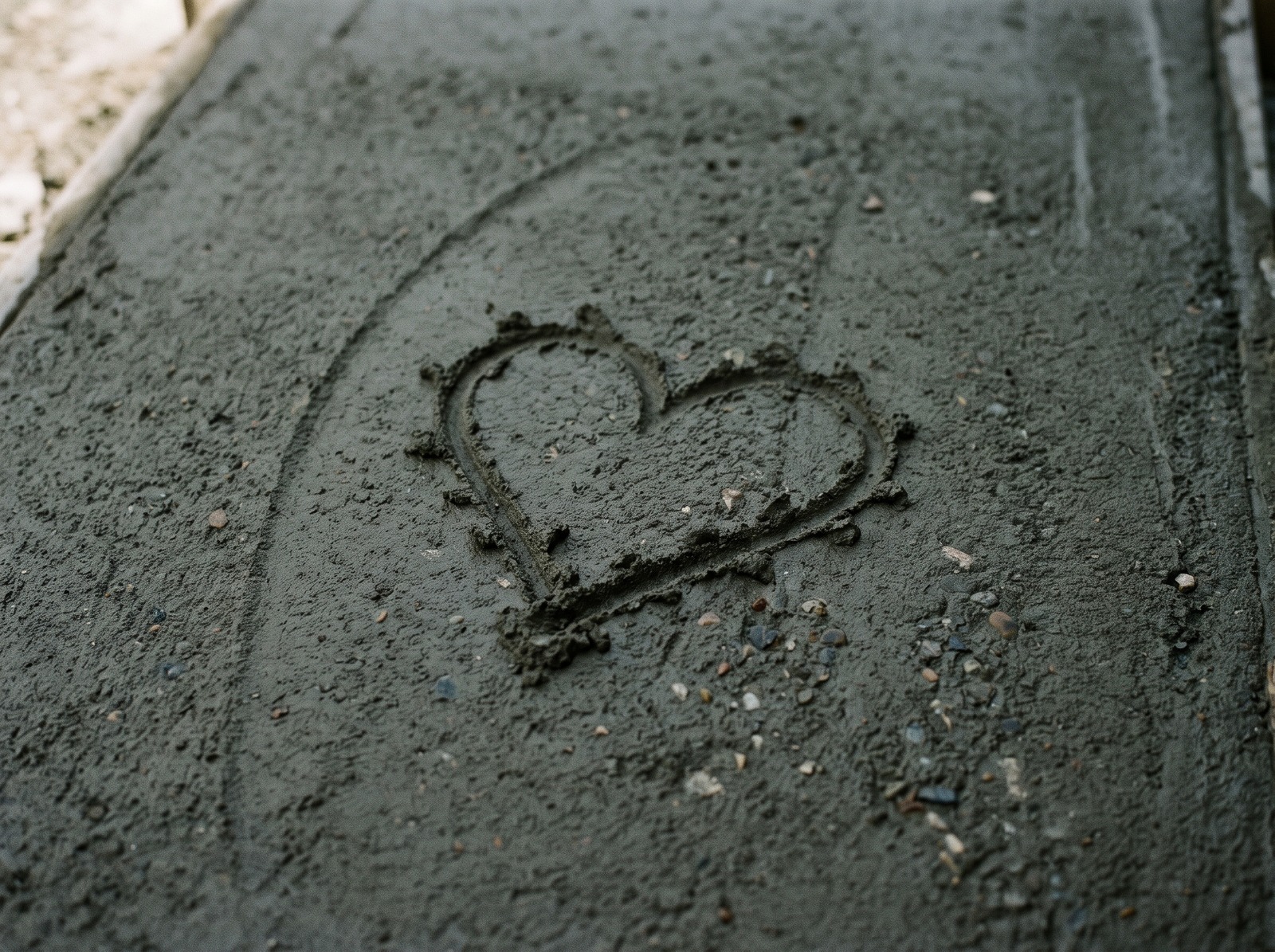 Ein in frischen Beton gezeichnetes Herz